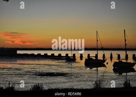 Sonnenuntergang über den schlammigen Flussmündung Vorland Stockfoto