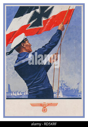 WW2 1940 Deutsche Propaganda Postkarte/Poster Kriegsmarine Deutsche Marine mit Deutschen sailor Anheben der Deutschen Marine Flagge mit Sandmännchen hinter der Deutsche Adler und Hakenkreuz Emblem unten. Die Kriegsmarine war der Marine von NS-Deutschland von 1935 bis 1945. Es ersetzt die Kaiserliche Marine des Deutschen Reiches (1871-1918) und der zwischenkriegszeit Reichsmarine (1919 - 1935) der Weimarer Republik. Stockfoto