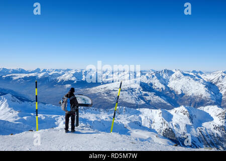 Besucher an der Spitze der Aiguille Rouge sieht auf der Karte - Karte, die die Berge der Alpen vor Ihnen identifiziert. Stockfoto