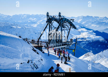 Der talstation an der Aiguille Rouge, mit der Skifahrer, Snowboarder und Wanderer aussteigen. Die Alpen in die Ferne erstrecken. Stockfoto