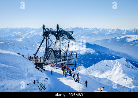 Der talstation an der Aiguille Rouge, mit der Skifahrer, Snowboarder und Wanderer aussteigen. Einige Skifahrer die schwarze Piste vom Gipfel. Die Alpen Stockfoto