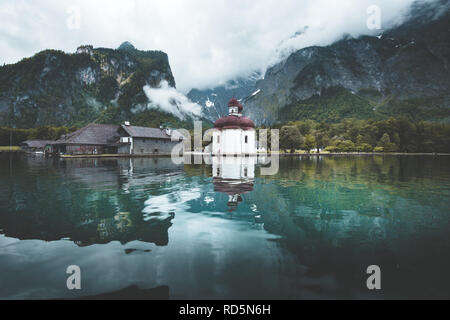 Klassische Ansicht der See Konigssee mit weltberühmten Wallfahrtskirche St. Bartholomä und Watzmann an einem schönen sonnigen Tag im Sommer Stockfoto