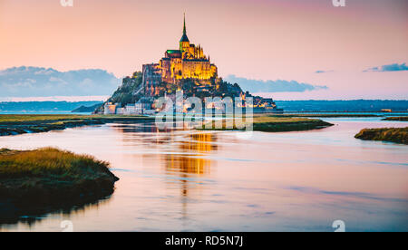 Klassische Ansicht der berühmten Le Mont Saint-Michel tidal Island in schönen Abend dämmerung Dämmerung, Normandie, Nordfrankreich Stockfoto