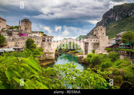 Panoramablick auf das luftbild der Altstadt von Mostar mit der berühmten alten Brücke (Stari Most), ein UNESCO-Weltkulturerbe seit 2005 Stockfoto