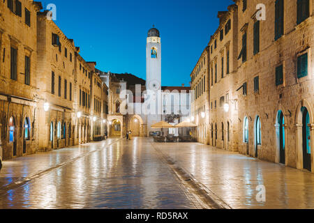 Klassische Panoramablick auf den berühmten Stradun, die Hauptstraße der Altstadt von Dubrovnik, in schöner Morgendämmerung vor Sonnenaufgang in der Morgendämmerung im Sommer Stockfoto