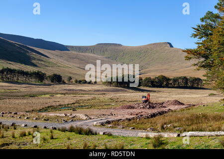 In der nun durchlässigen oberen neuadd Behälter in Richtung Blaen Taf Fachan und die Gipfel von Mais Du und Pen Y Fan, Brecon Beacons National Park Stockfoto