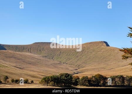 In der nun durchlässigen oberen neuadd Behälter in Richtung Blaen Taf Fachan und die Gipfel von Mais Du und Pen Y Fan, Brecon Beacons National Park Stockfoto