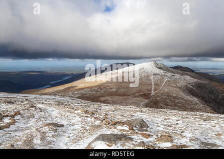 Von der Seite des Gylder Fawr, ein niedrig liegenden Wolke gesehen sitzt über dem Gipfel des Y-Garn, Snowdonia National Park Stockfoto