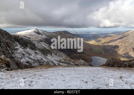 Ein Blick hinunter Nant Ffrancon während ein niedrig liegenden Wolke sitzt über dem Gipfel des Y-Garn. Von Gylder Fawr, Snowdonia National Park genommen Stockfoto