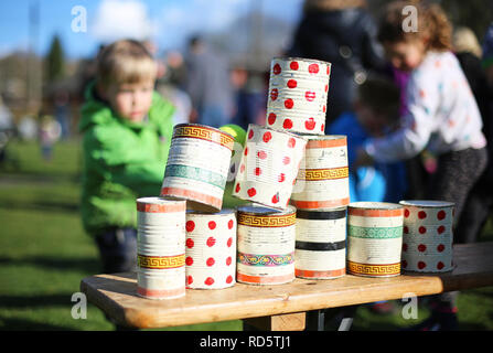 Kinder spielen können Zuschlag Stockfoto