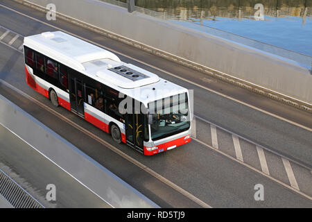 Öffentliche Verkehrsmittel Bus auf einer Brücke in Hamburg Stockfoto