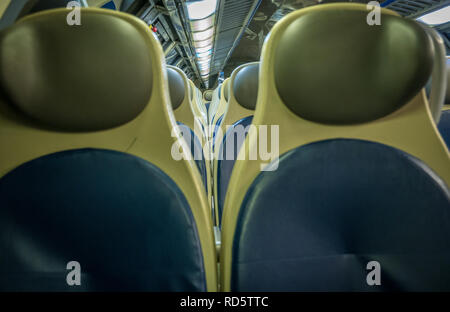 Zug Sitz Paar keine Menschen im Inneren station Stockfoto