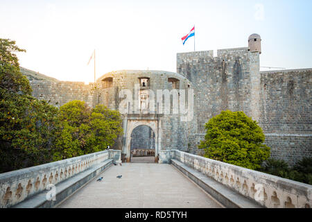 Panorama der berühmten Dubrovnik Pile (Altstadt Tor) im schönen Morgen bei Sonnenaufgang, Dalmatien, Kroatien Stockfoto