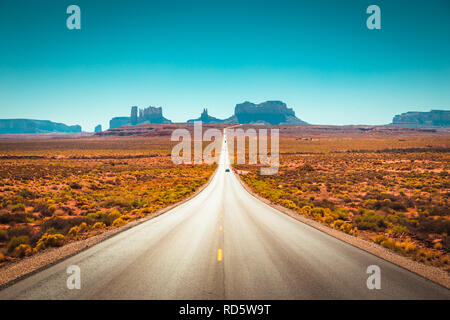 Classic Panorama der historischen U.S. Route 163, die durch die berühmten Monument Valley an einem schönen sonnigen Tag im Sommer, Utah, USA Stockfoto