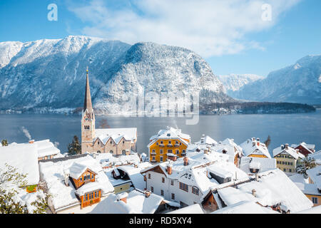 Panoramablick auf das historische Dorf von Hallstatt an einem schönen kalten sonnigen Tag mit blauen Himmel und Wolken im Winter, Österreich Stockfoto