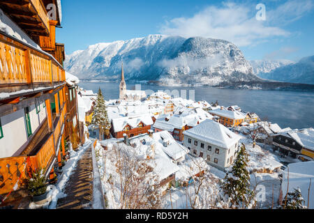 Panoramablick auf das historische Dorf von Hallstatt an einem schönen kalten sonnigen Tag mit blauen Himmel und Wolken im Winter, Österreich Stockfoto