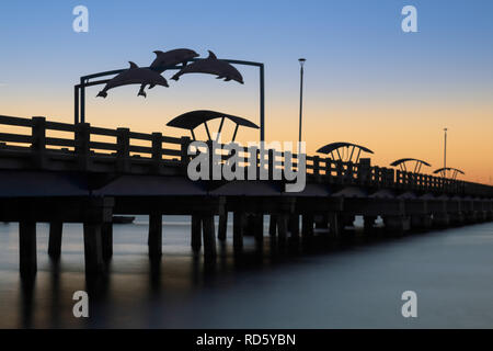 Vilano Beach Fishing Pier in der Dämmerung in St. Augustine, Florida Stockfoto