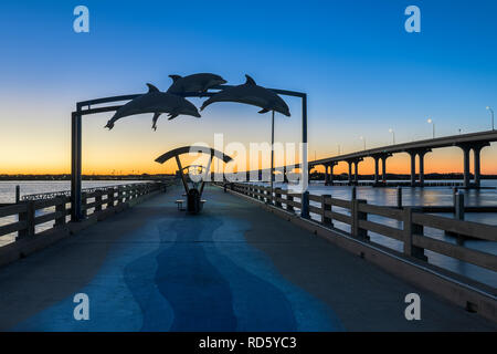 Vilano Beach Fishing Pier in der Dämmerung in St. Augustine, Florida Stockfoto