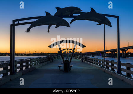 Vilano Beach Fishing Pier in der Dämmerung in St. Augustine, Florida Stockfoto