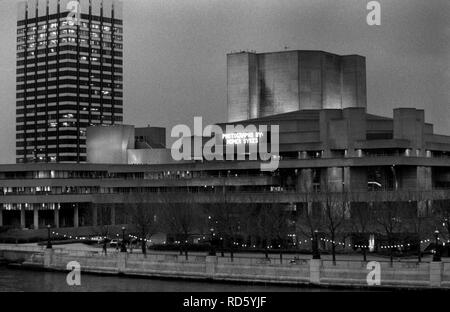 National Theater South Bank, London 1980 s, Fotografien von Homer Sykes. Meine Ausstellung aus meinem Buch die englische Saison. 80 s UK HOMER SYKES Stockfoto