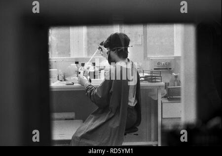 Institut Pasteur, Paris Frankreich 1980er Jahre Professor Montagniers Team identifiziert das AIDS-Virus und findet eine Heilung für HIV AIDS auf der Suche nach dem AIDS-Virus. Um 1985. 1980er Jahre HOMER SYKES Stockfoto