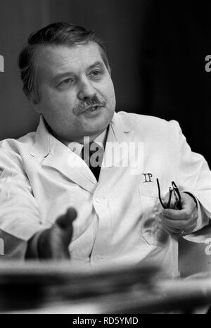 Professor Luc Montagnier Porträt am Pasteur Institut, Institut Pasteur Paris Frankreich 1980er Jahre Heilung HIV AIDS Frankreich.Circa 1985 1980er Jahre HOMER SYKES Stockfoto