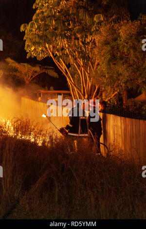 Teralba, NSW/Australien - Oktober 24, 2012: Feuerwehrleute oder Feuerwehrmänner backburning und Löschmittel ein wildfire Gras und bushfire Bewohner zu schützen. Stockfoto