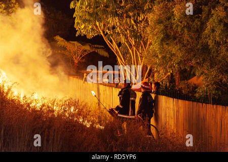 Teralba, NSW/Australien - Oktober 24, 2012: Feuerwehrleute oder Feuerwehrmänner backburning und Löschmittel ein wildfire Gras und bushfire Bewohner zu schützen. Stockfoto