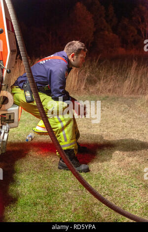 Teralba, NSW/Australien - Oktober 24, 2012: Feuerwehrleute oder Feuerwehrmann Ausruhen nach backburning und Löschmittel ein wildfire Gras und Bushfire zu schützen. Stockfoto