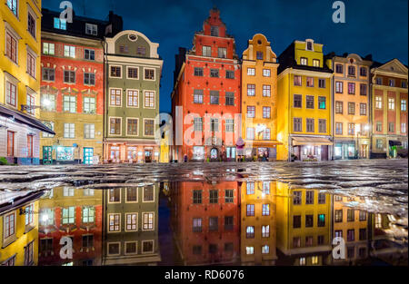 Klassische Ansicht der bunten Häusern an der berühmten stortorget Stadtplatz in der Stockholmer Altstadt Gamla Stan (Altstadt) in einer Pfütze in der Nacht widerspiegelt, Centra Stockfoto