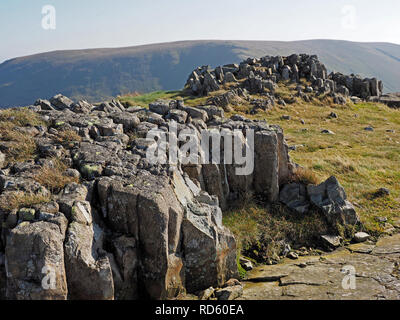 Spektakuläre Landschaft mit Berggebieten Felsformationen im Lakeland Fells auf dem Weg zum High Street in Cumbria, England, Großbritannien Stockfoto