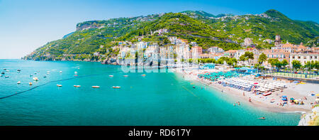 Einen herrlichen Panoramablick auf die schöne Stadt Amalfi an der berühmten Amalfiküste und Golf von Salerno im Sommer, Kampanien, Italien Stockfoto