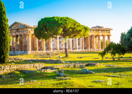 Paestum Tempel Archäologische UNESCO Weltkulturerbe bei Sonnenuntergang, Provinz Salerno, Kampanien, Italien Stockfoto