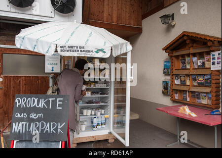 Schwenden Tal, Schweiz: Verkauf von Milchprodukten, vom Erzeuger bis zum Verbraucher. Stockfoto