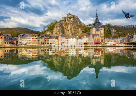 Klassische Ansicht der historischen Stadt Dinant mit malerischen Fluss Meuse in wunderschönen goldenen Abendlicht bei Sonnenuntergang, Provinz Namur, Wallonien, Belgien Stockfoto