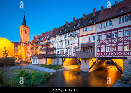 Panoramablick auf das historische Stadtzentrum von Erfurt mit berühmten Krämerbrücke leuchtet in der Dämmerung während der Blauen Stunde, Thüringen, Deutschland Stockfoto