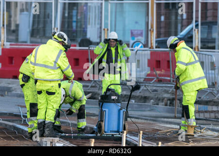 Ingenieure und Arbeiter auf der Blackpool Tramway Erweiterung, die die Route entlang der Promenade entlang des Talbot Square verbindet, mit einem neuen Gleis und Terminal, Großbritannien Stockfoto