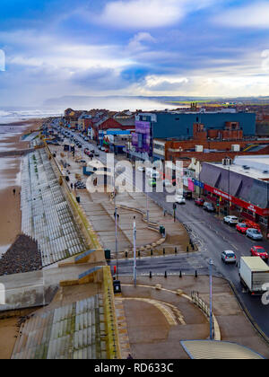 Blick von der Redcar Rundumleuchte oder vertikalen pier Blick nach Süden entlang der Promenade Richtung Huntcliff Saltburn Stockfoto