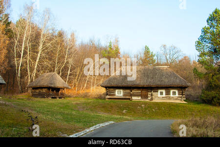 Kiew, Ukraine - 8. November 2014: Alte, traditionelle Haus in der ukrainischen National Museum open air Pirogowo. Kiew, Ukraine Stockfoto