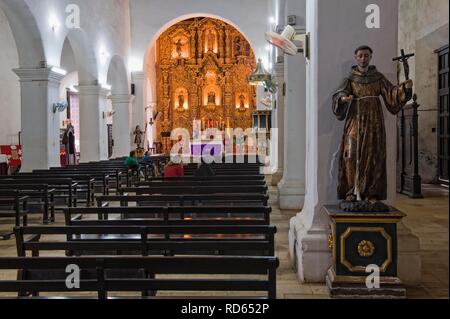 San Juan Bautista oder Pfarrliche Bürgermeister Kirche, Innenraum Mittelschiff, Remedios, Provinz Santa Clara, Kuba, Mittelamerika Stockfoto