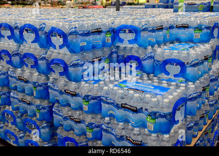 Große Stapel von Flaschen Wasser in Plastikflaschen für Verkauf in Costco Wholesale Stockfoto