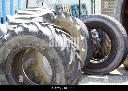 Weite Einstellung auf Stapel der alten Traktor Reifen. Können Sie für die Dekoration und auf hohe Intensität Training beziehen oder Fit training Kreuz. Stockfoto