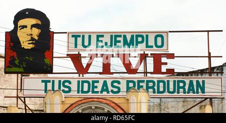 Revolutionäre Slogan mit einem Porträt von Ernesto Che Guevara, Cienfuegos, Kuba Stockfoto