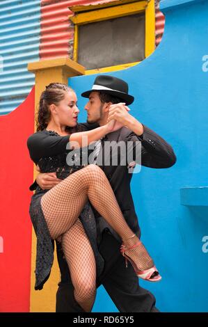 Paar Tango Tänzer, El Caminito Straße, Stadtteil La Boca, Buenos Aires, Argentinien, Südamerika Stockfoto