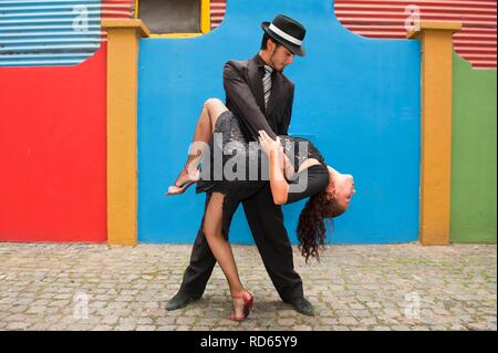 Paar Tango Tänzer, El Caminito Straße, Stadtteil La Boca, Buenos Aires, Argentinien, Südamerika Stockfoto