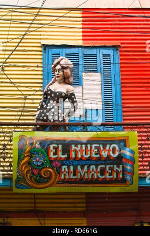 Weibliche Statue auf einem Balkon, El Caminito Straße, Stadtteil La Boca, Buenos Aires, Argentinien, Südamerika Stockfoto