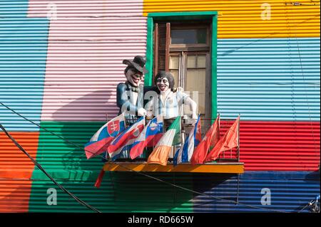 Zwei Statuen auf einem Balkon, El Caminito Straße, Stadtteil La Boca, Buenos Aires, Argentinien, Südamerika Stockfoto