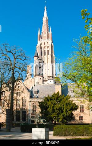 Kirche Unserer Lieben Frau, Onze-Lieve-Vrouwekerk, und eines der vier Reiter der Apokalypse, Bronze Skulptur von Rik Poot Stockfoto