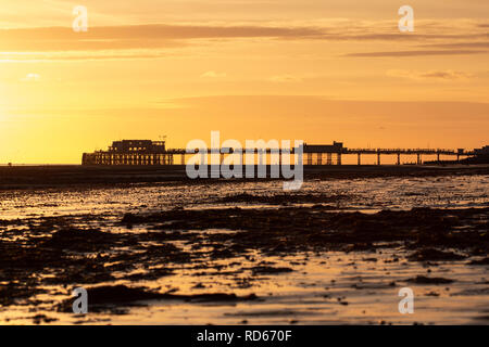 Worthing Pier gegen eine orange sky eingestellt Stockfoto