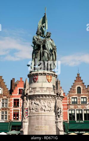 Jan Breydel und Pieter Deconinck Statue auf dem Marktplatz, das historische Zentrum von Brügge, UNESCO-Weltkulturerbe, Belgien, Europa Stockfoto